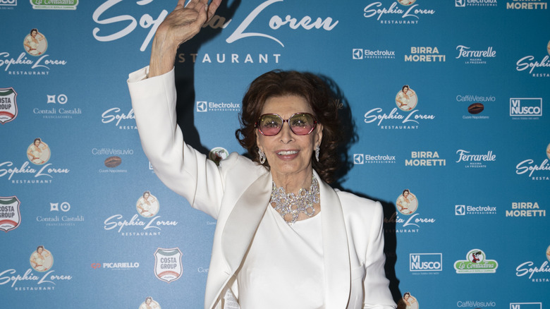 Sophia Loren saluant un tapis rouge en 2022