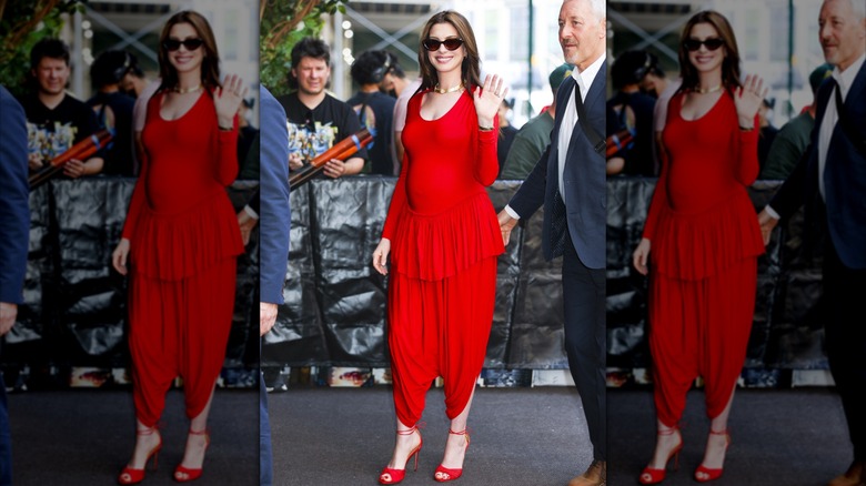 Anne Hathaway en silo dans une tenue rouge et des talons