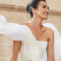 La robe de mariée en forme de fleur de Nieves Álvarez que Stéphane Rolland a conçue en 5 minutes est aussi impressionnante qu'on l'espérait, voire plus