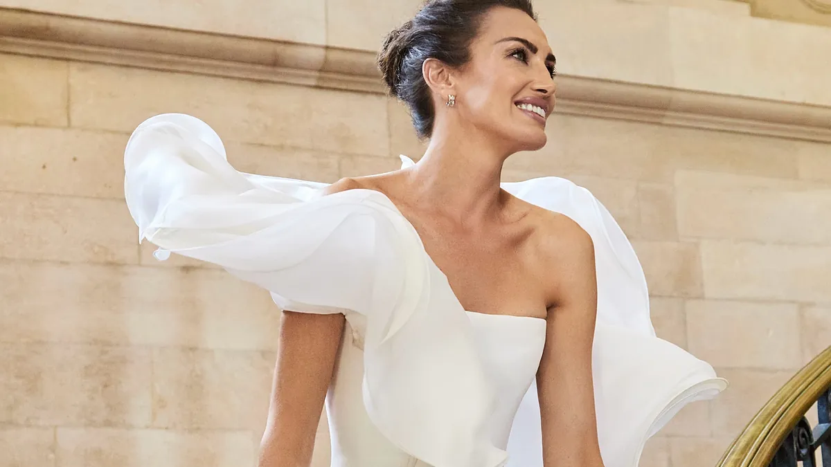 La robe de mariée en forme de fleur de Nieves Álvarez que Stéphane Rolland a conçue en 5 minutes est aussi impressionnante qu'on l'espérait, voire plus