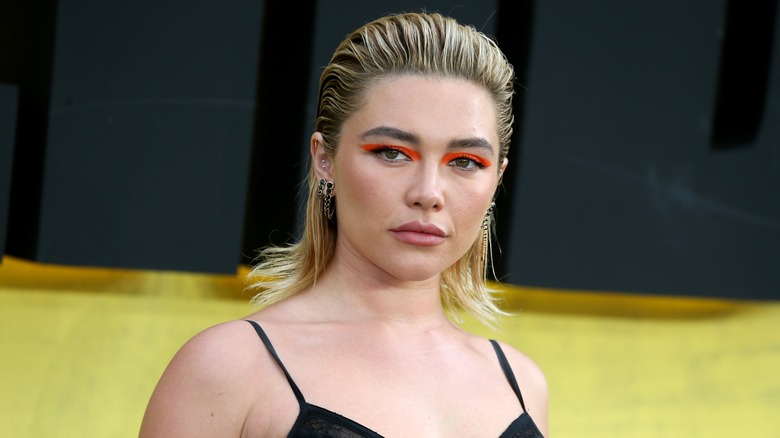 Florence Pugh porte un look mouillé lissé et une doublure graphique