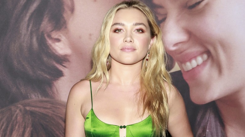 Florence Pugh porte des vagues de sirène amples et une robe rose