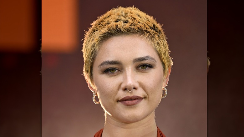 Florence Pugh avec un petit lutin nerveux