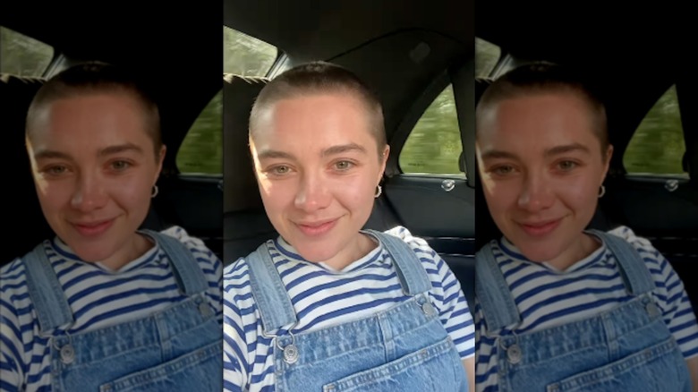 Florence Pugh avec un buzz coupé dans une voiture