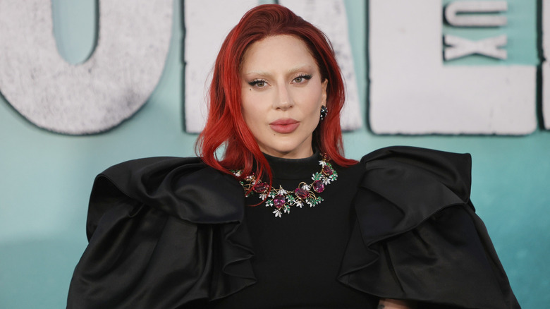 Lady Gaga en perruque rouge sur le tapis rouge