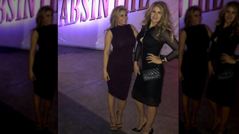 Brandi Passante (à gauche) pose dans une robe bordeaux à côté d'une amie (à droite)