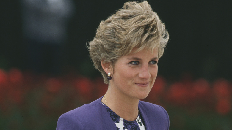 La princesse Diana porte une coupe de cheveux au carré en dégradé et un blazer bleu