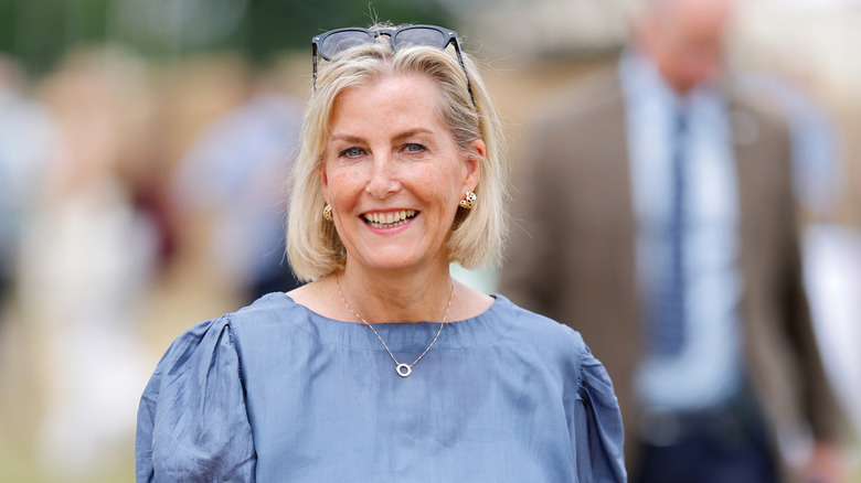 La duchesse Sophie porte un bob et un chemisier bleu