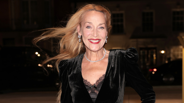 Jerry Hall souriant lors d'un événement en mars 2026.