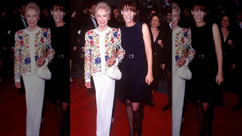Janet Leigh portant une tenue blanche avec une veste fleurie ornée posant avec Jamie Lee Curtis portant une robe noire ceinturée en février 1995.