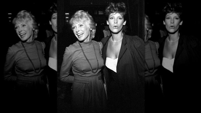 Janet Leigh posant dans une robe à col roulé avec Jamie Lee Curtis portant un haut blanc avec une veste sombre en mars 1983.