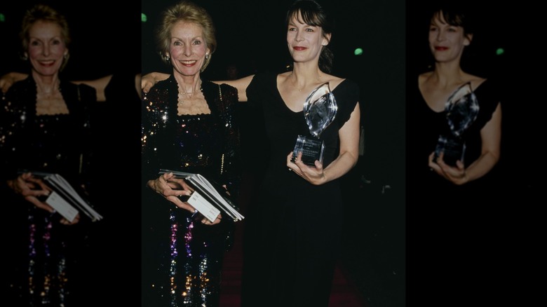 Janet Leigh portant une robe scintillante posant avec Jamie Lee Curtis portant une robe noire tenant un People's Choice Award en mars 1990.