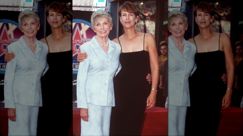 Janet Leigh portant un costume bleu clair posant avec Jamie Lee Curtis portant une robe noire à fines bretelles en septembre 1998.