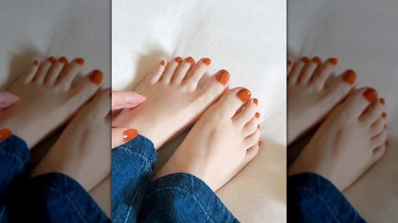 Gros plan sur une pédicure orange brûlée