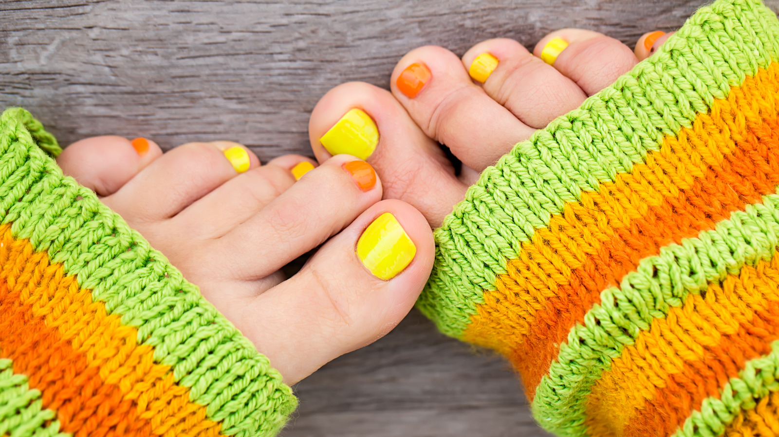 Couleurs de pédicure inspirées des années 70 pour une ambiance vintage parfaite