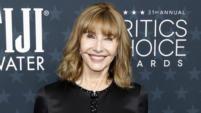 Mary Steenburgen porte une robe noire lors de la 31e édition des Critics Choice Awards