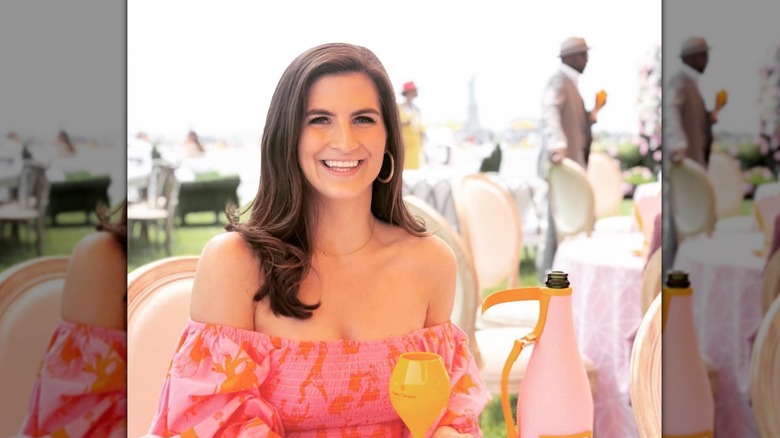 Kaitlan Collins avec cheveux séparés et pointes bouclées