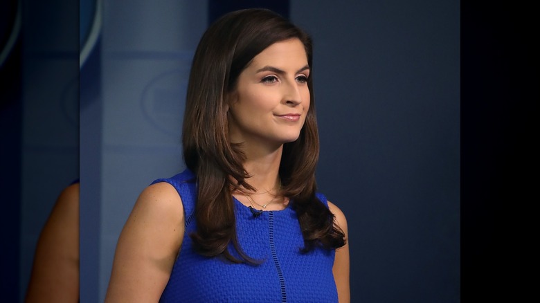 Kaitlan Collins avec de longs cheveux raides et des pointes rabattues