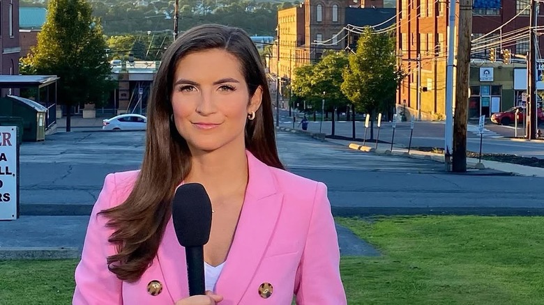 Kaitlan Collins avec de longs cheveux raides et une raie sur le côté
