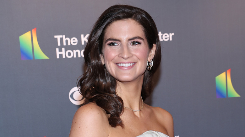 Kaitlan Collins avec des boucles en tonneau et une partie latérale
