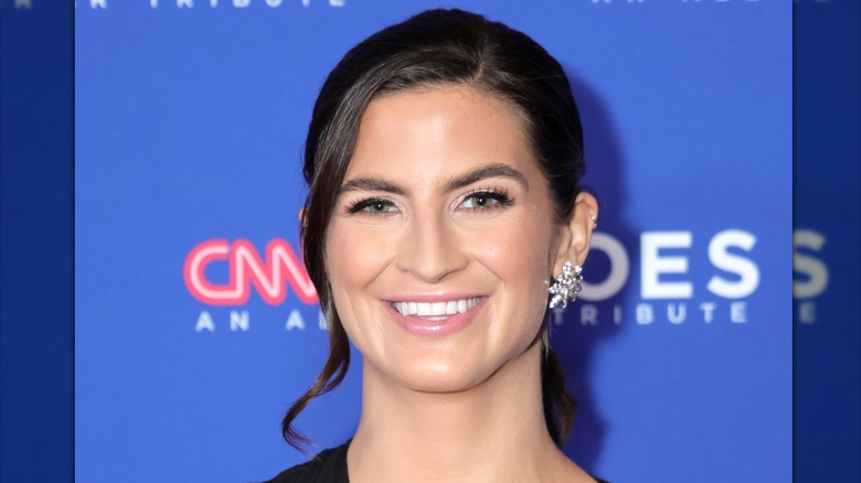 Kaitlan Collins avec un chignon et une partie latérale