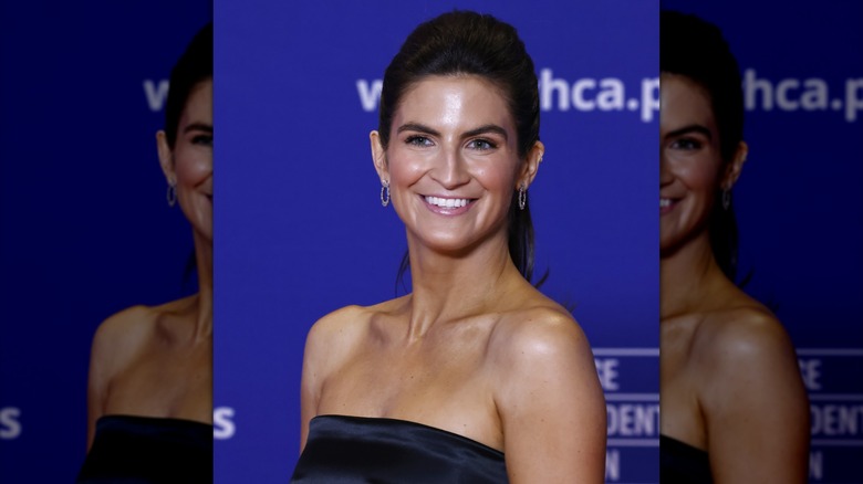 Kaitlan Collins avec un chignon et des taquineries dans la couronne