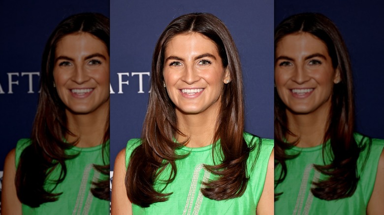 Kaitlan Collins avec des couches de cadrage de visage aux cheveux longs et raides