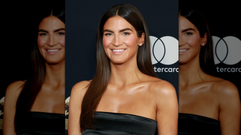 Kaitlan Collins avec de longs cheveux raides et une partie médiane