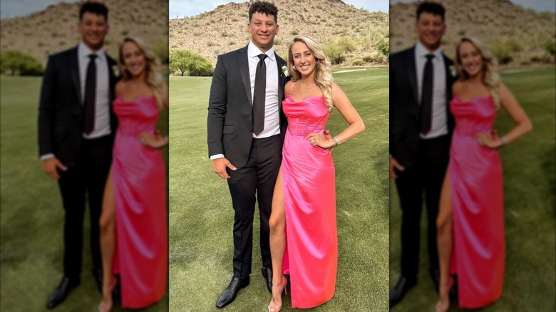 Brittany Mahomes et Patrick Mahomes posant lors d'un mariage en plein air.