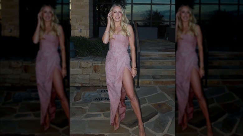 Brittany Mahomes pose dans une robe rose clair lors du mariage d'un ami.