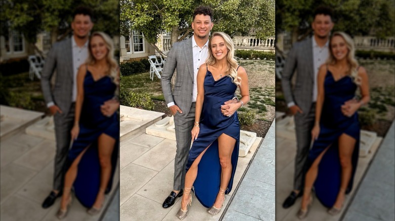 Brittany Mahomes et Patrick Mahomes posent ensemble lors d'un mariage dans le domaine.