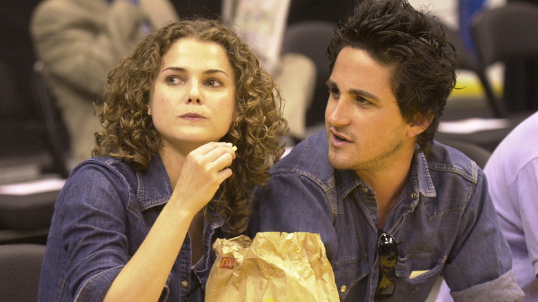 Keri Russell déguste des frites avec un ami lors du match éliminatoire de la NBA entre les Sacramento Kings et les Los Angeles Lakers, le 6 mai 2001.