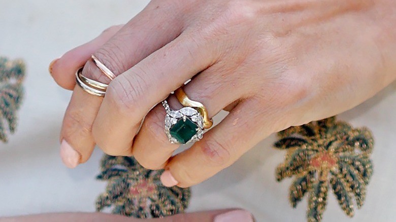 Gros plan sur la bague émeraude d'un invité à Royal Ascot
