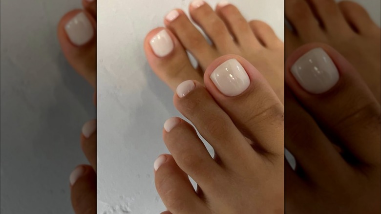 Pédicure blanc laiteux