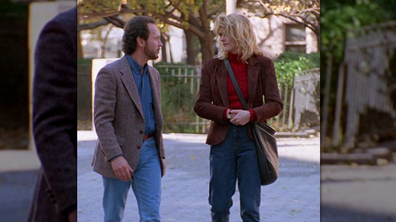 Sally Albright porte un blazer bordeaux avec un col roulé rouge riche et un jean dans 