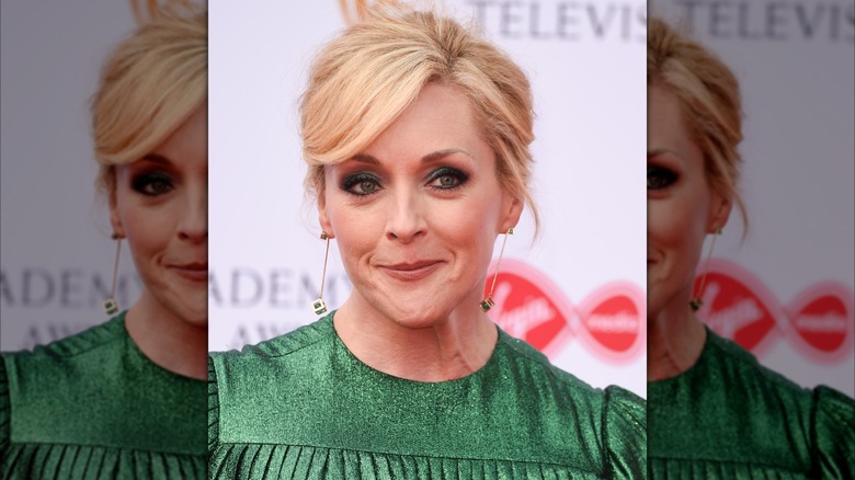 Jane Krakowski sourit dans une robe verte