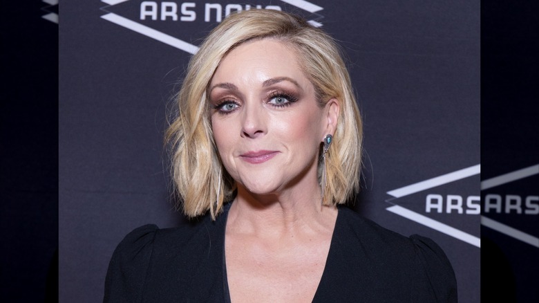 Jane Krakowski avec un carré blond et un haut noir
