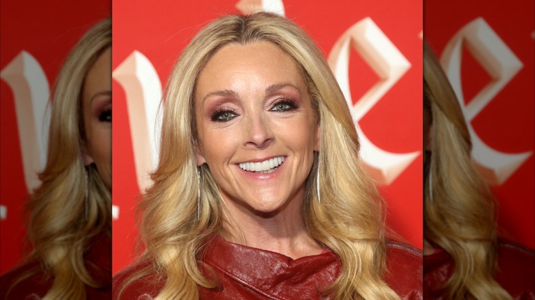 Jane Krakowski porte un haut rouge avec des cheveux longs