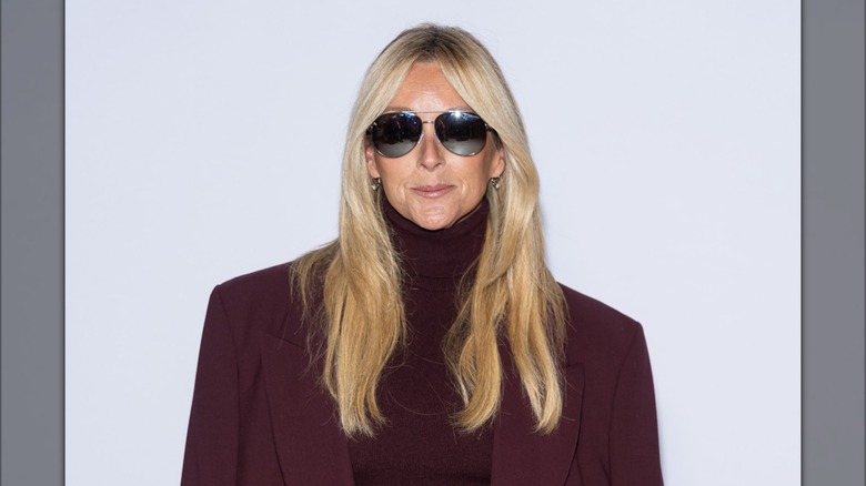 Jane Krakowski portant un costume marron et des lunettes de soleil aviateur