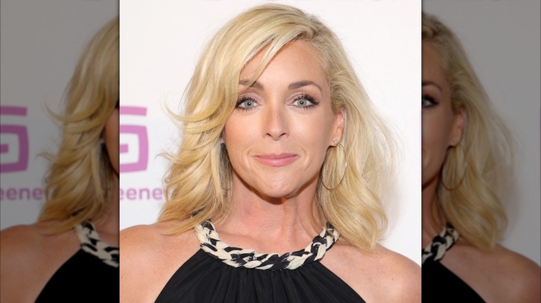 Jane Krakowski sourit en portant un haut noir