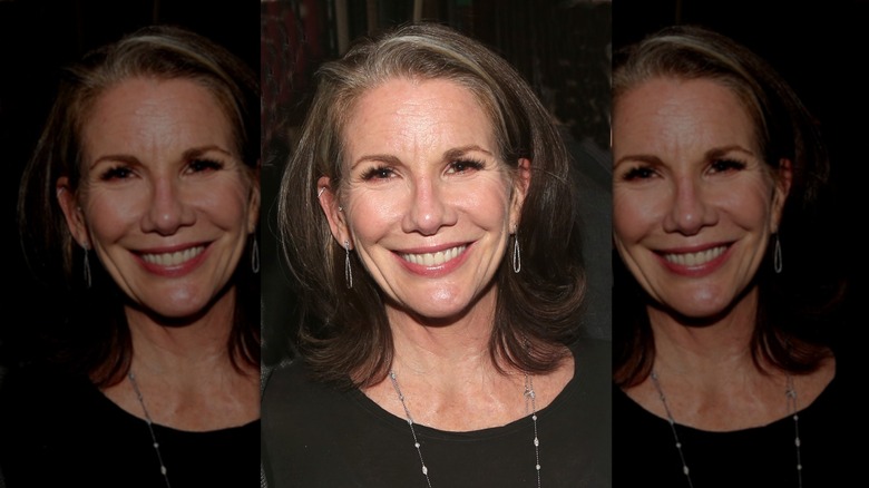 Melissa Gilbert sourit avec un carré superposé aux racines grises
