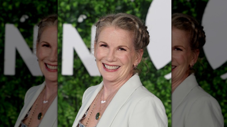 Melissa Gilbert sourit en portant ses cheveux gris dans une couronne tressée