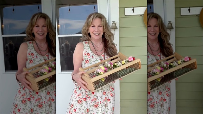 Melissa Gilbert sourit en portant une robe à fleurs