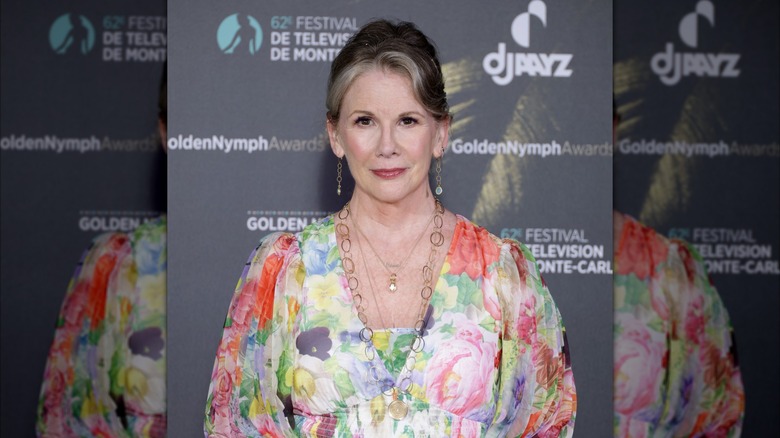 Melissa Gilbert pose vêtue d'une robe multicolore