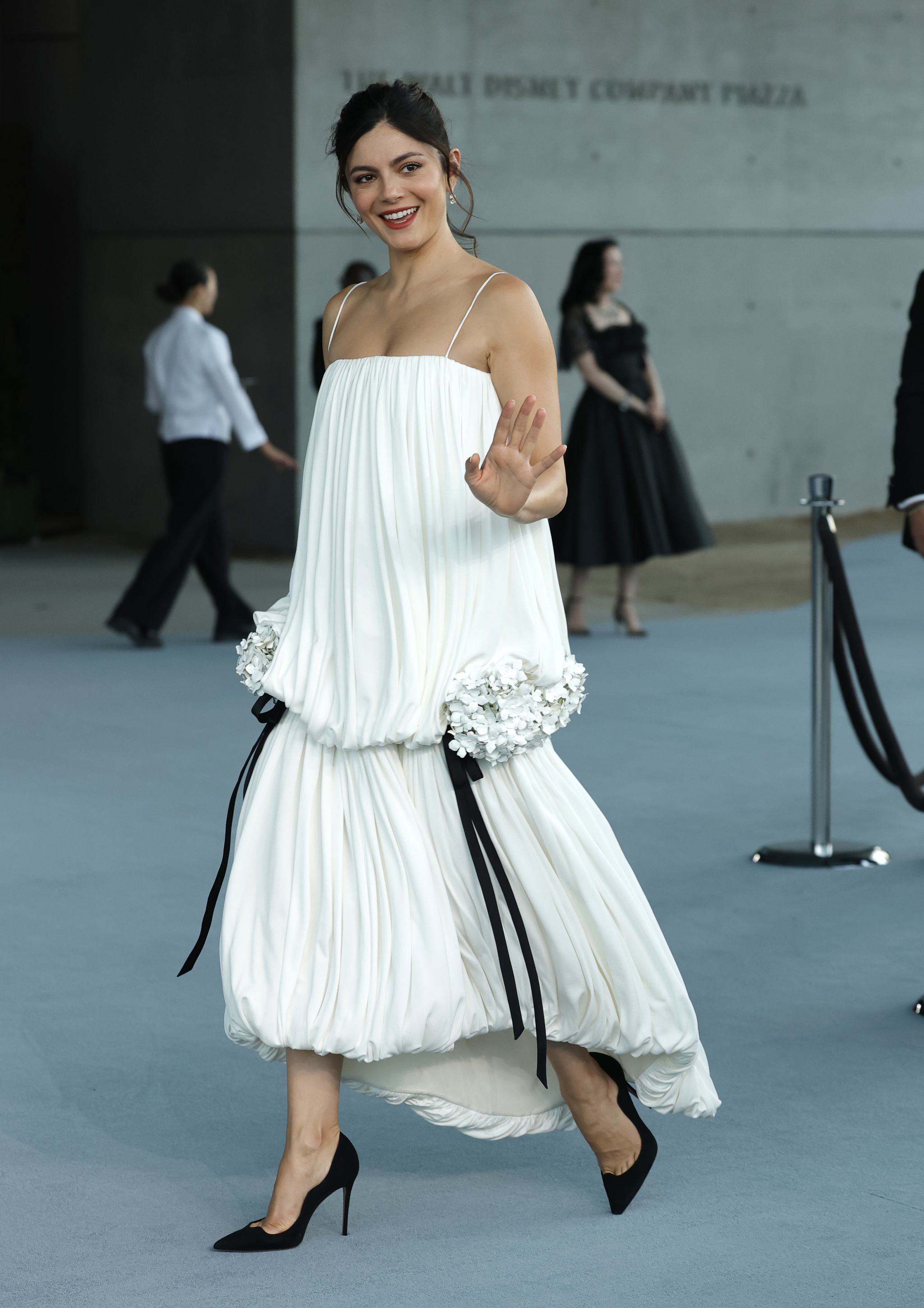 Sur un tapis rouge, avec un design Dior.