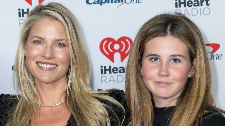 Ali Larter et Vivienne Margaret Hayes sur un tapis rouge