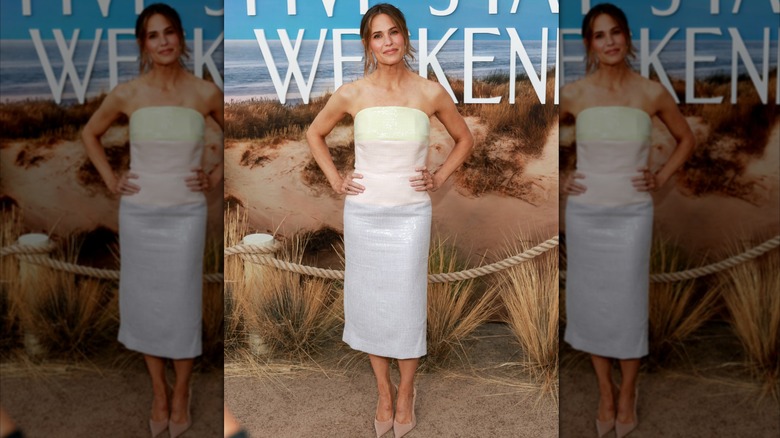 Jennifer Garner posant lors d'un événement dans une robe midi bustier avec des blocs de couleurs pastel.