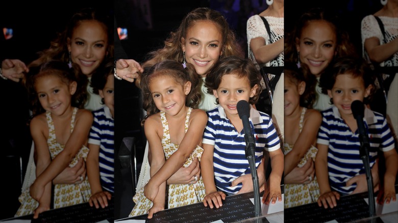 Emme et Max sont assis sur les genoux de Jennifer Lopez