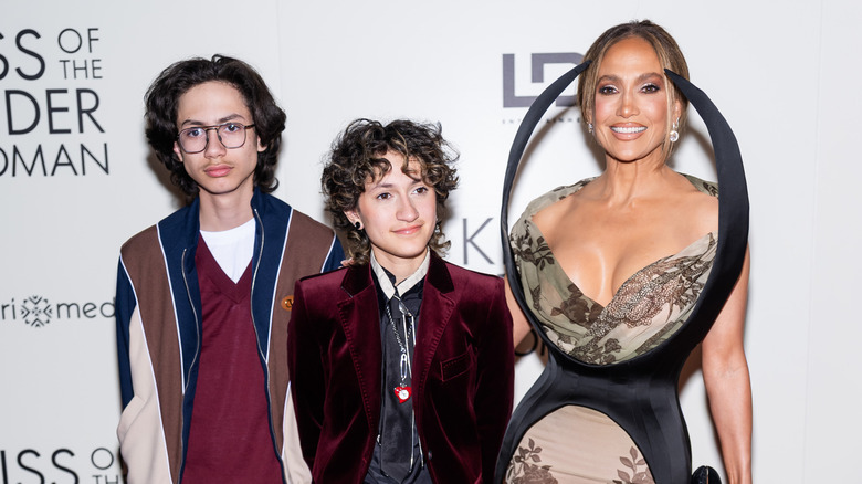 Max, Emme et Jennifer Lopez sourient ensemble sur le tapis rouge