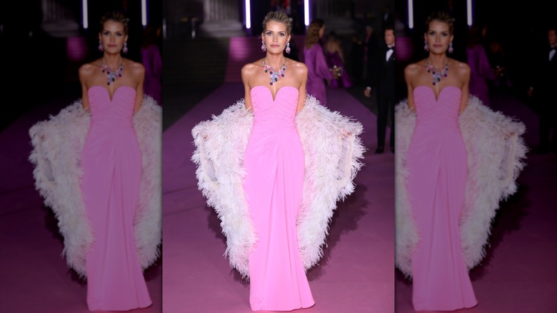 Lady Kitty Spencer portant une robe rose au British Museum